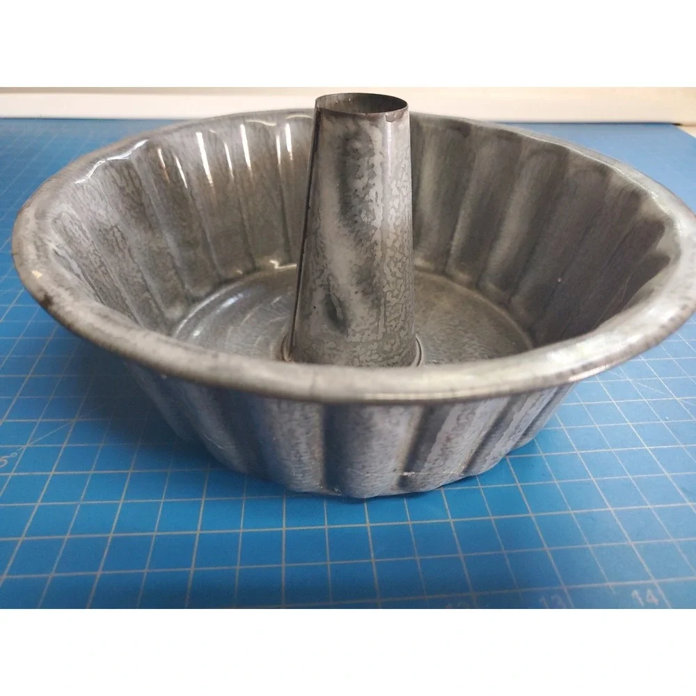 Antique Gray Speckled Steel¹ Bundt Cake Pan Fluted Tube Baking 9